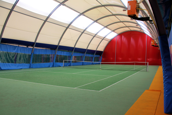 Zielony kort w hali Bazasport Opole
