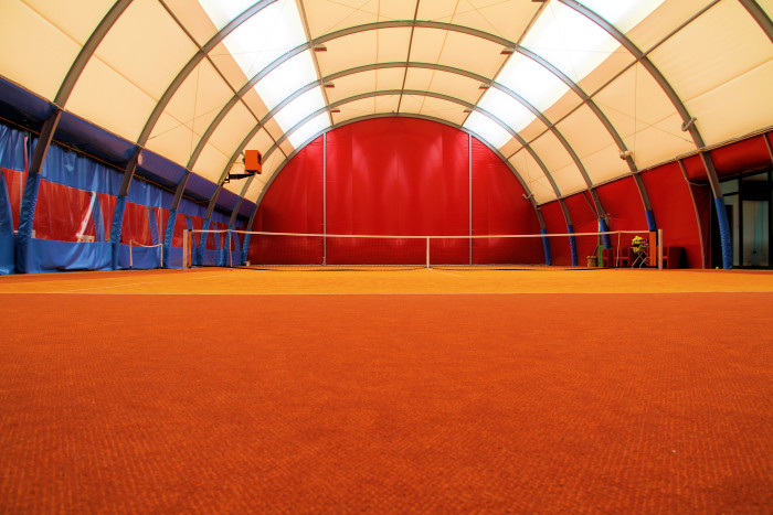 Pomarańczowy kort w krytej hali Bazasport Opole